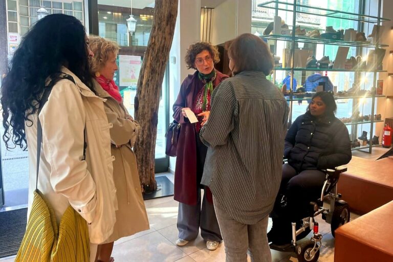 Grupo de personas conversando en un comercio accesible en Palencia