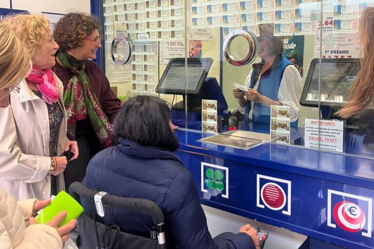 Visita a un comercio accesible en Palencia con personas en silla de ruedas
