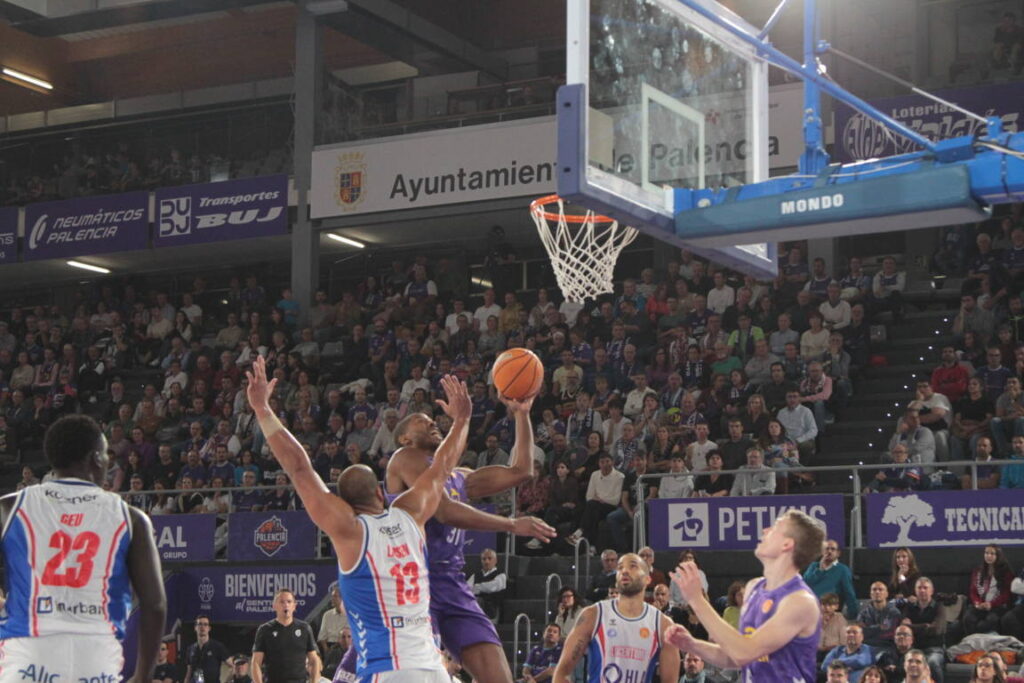 Jugadores de baloncesto en acción durante un partido en Palencia