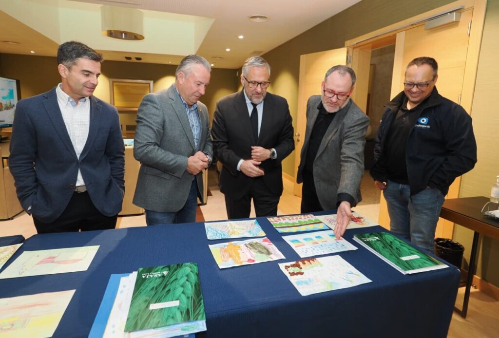 Miembros del jurado revisando dibujos en concurso de Asaja