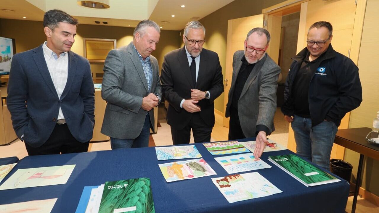 Miembros del jurado revisando dibujos en concurso de Asaja