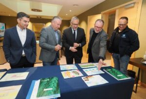 Miembros del jurado revisando dibujos en concurso de Asaja