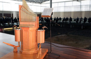 Instrumento hydraulis en la villa romana durante una demostración