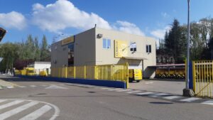 Edificio de Correos en Palencia con vehículos amarillos estacionados