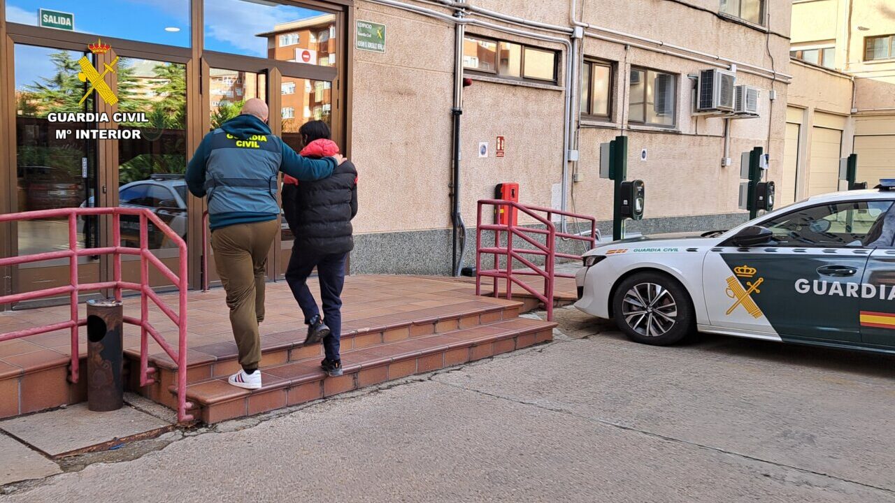 Agentes de la Guardia Civil deteniendo a un sospechoso en Villamediana