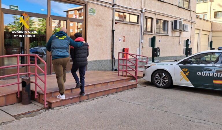 Agentes de la Guardia Civil deteniendo a un sospechoso en Villamediana