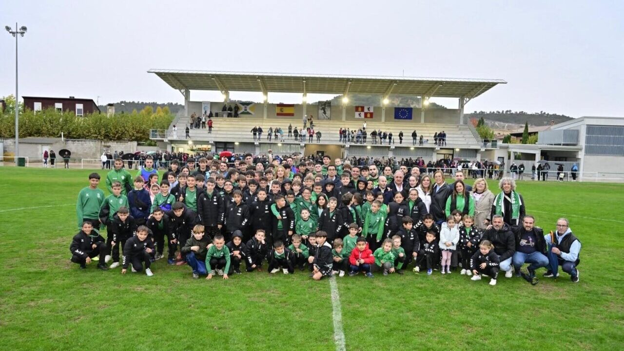 Grupo de personas en la inauguración del complejo deportivo La Aguilera en Villamuriel