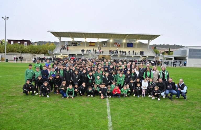 Grupo de personas en la inauguración del complejo deportivo La Aguilera en Villamuriel