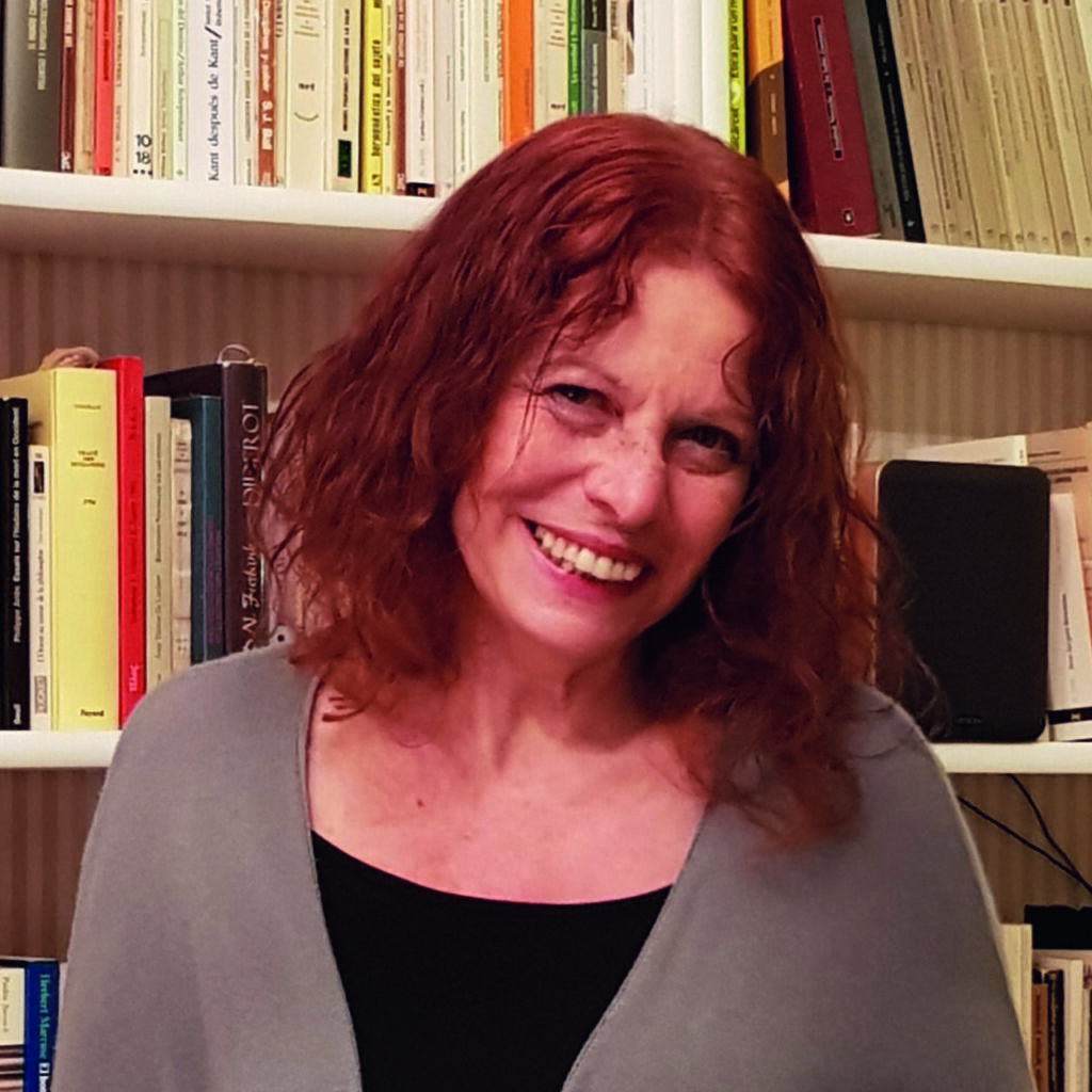 Alicia Puleo sonriendo frente a una estantería con libros