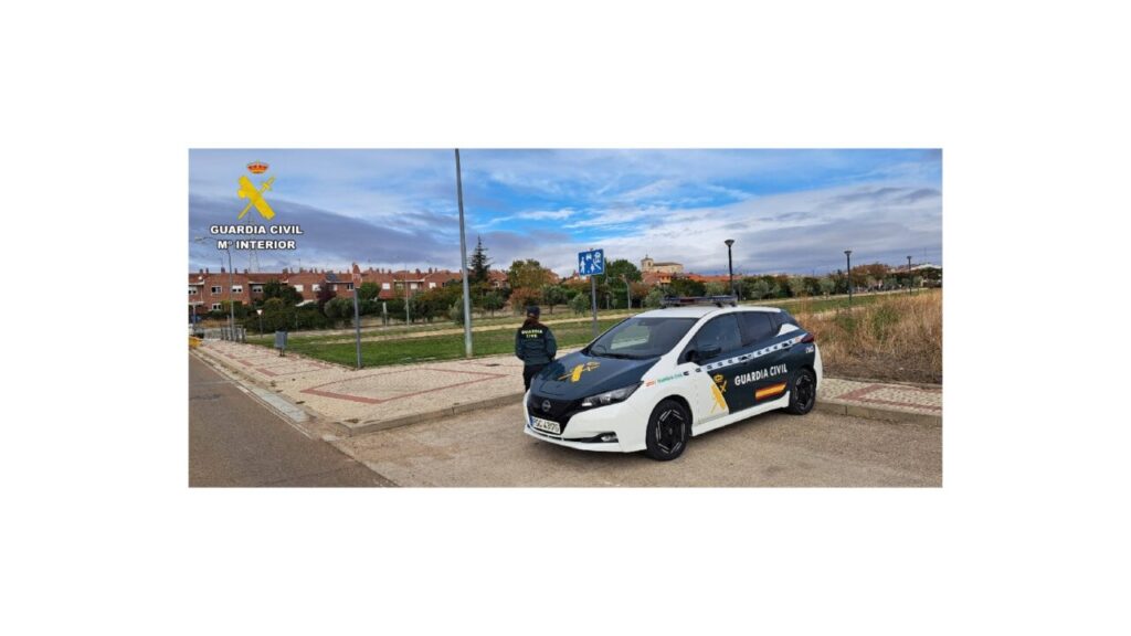 Vehículo de la Guardia Civil en Villalobón durante una investigación.