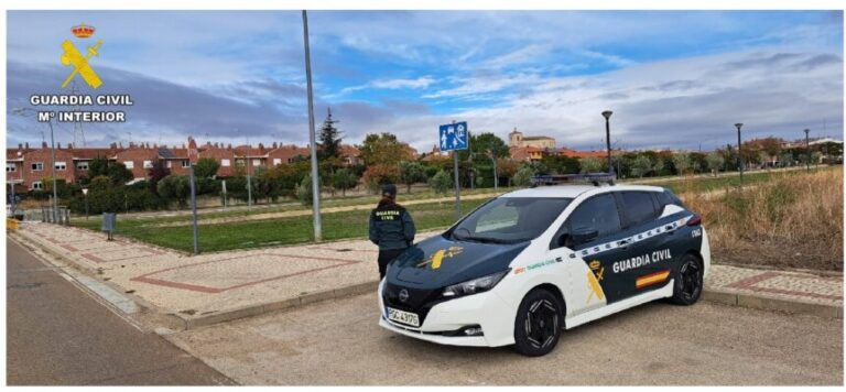 Vehículo de la Guardia Civil en Villalobón durante una investigación.
