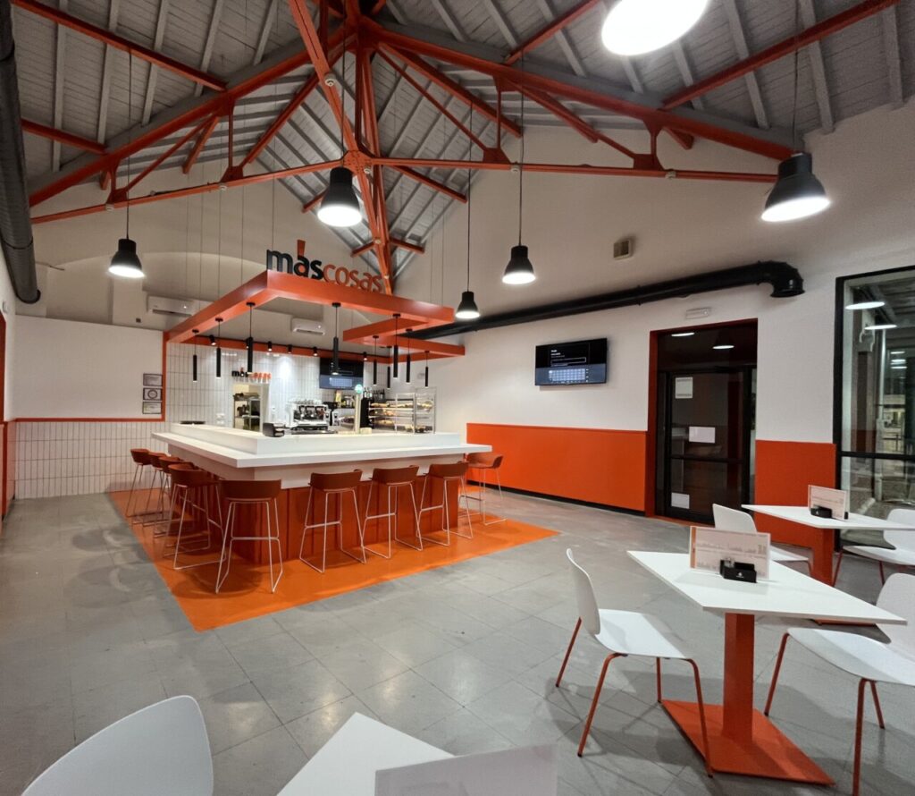 Interior del nuevo local de cafetería en la estación de tren de Palencia