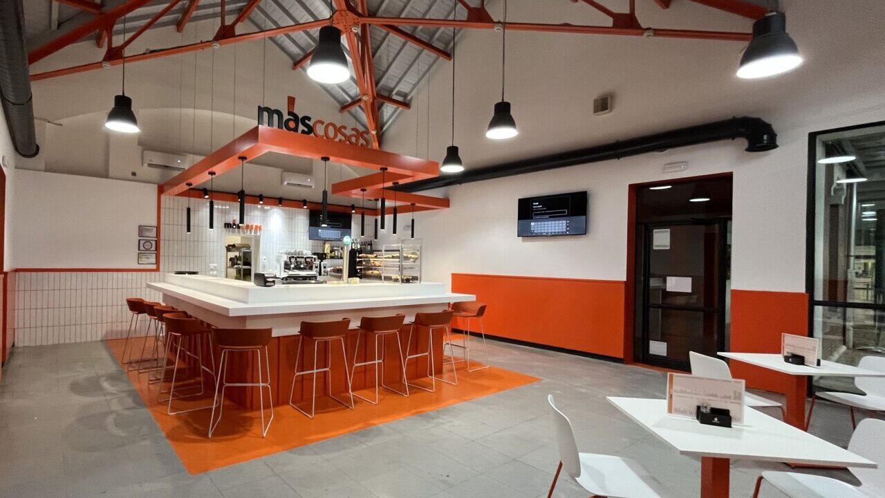 Interior del nuevo local de cafetería en la estación de tren de Palencia