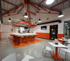 Interior del nuevo local de cafetería en la estación de tren de Palencia