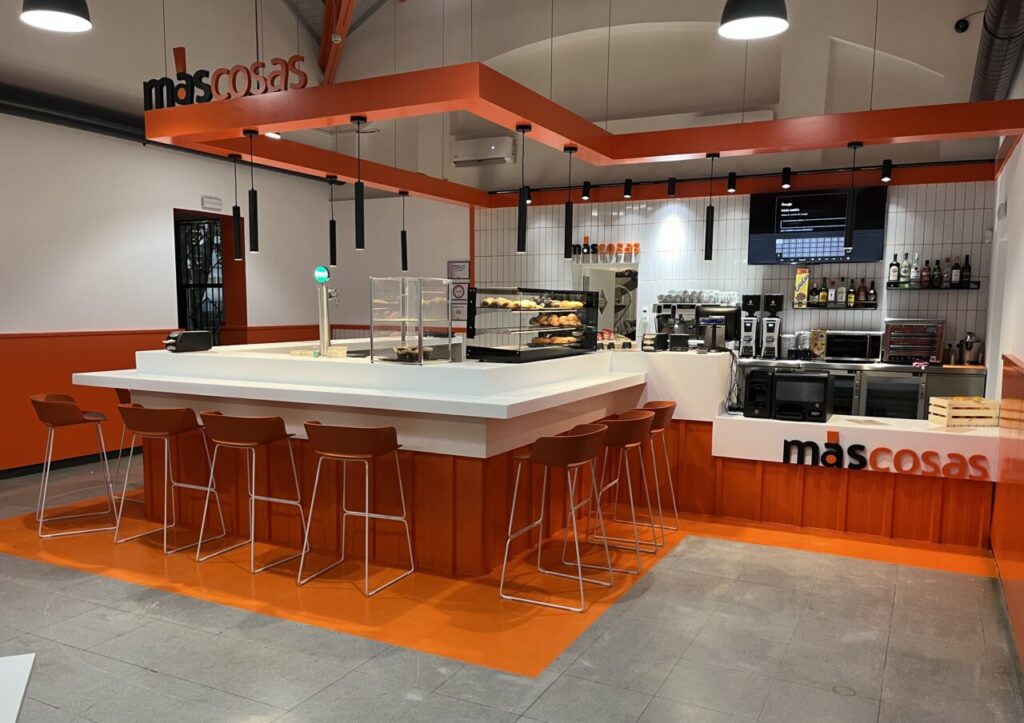 Interior del nuevo local de cafetería máscosas en la estación de Palencia