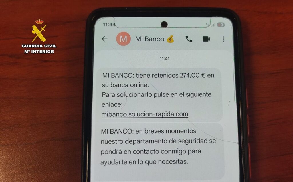 Mensaje de texto sobre retención de fondos en banca online