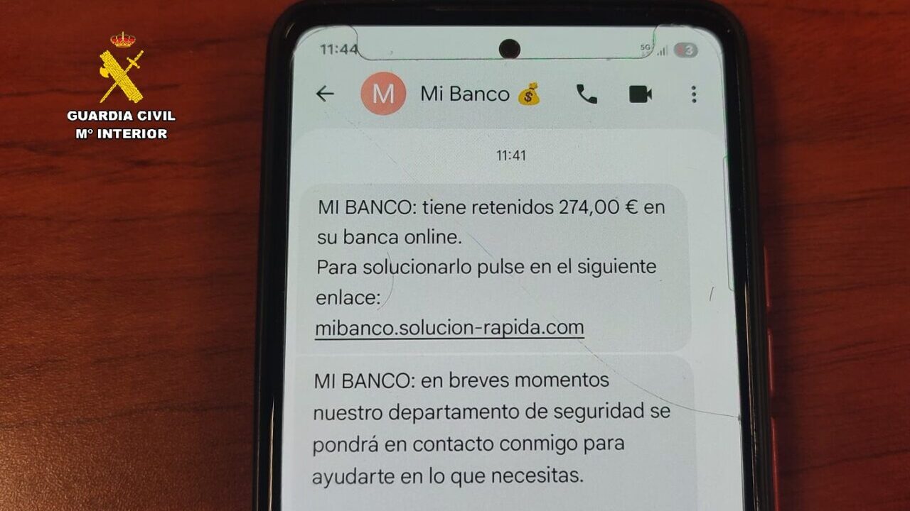 Mensaje de texto sobre retención de fondos en banca online