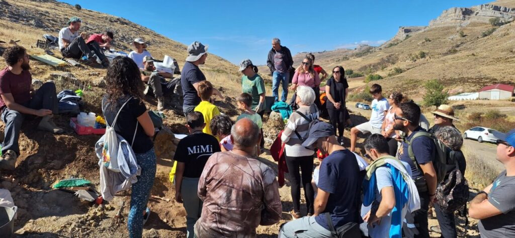 Grupo de personas participando en una excavación paleontológica en Peña Amaya
