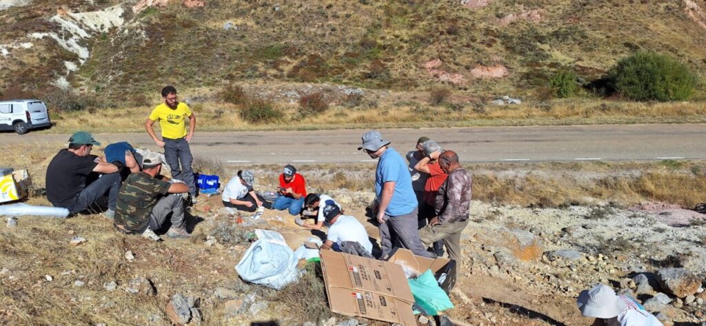 Grupo de excavadores trabajando en Peña Amaya, Geoparque Las Loras.