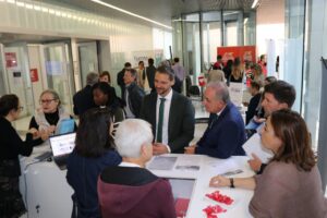 Personas interactuando en la Feria de Empleo de Palencia