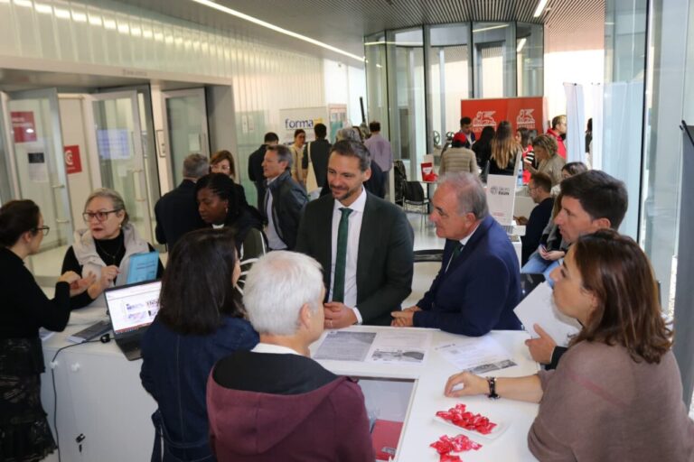 Personas interactuando en la Feria de Empleo de Palencia