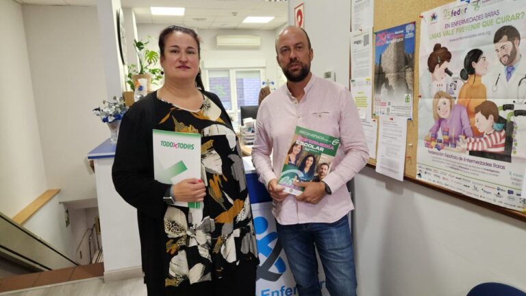 Representantes del Colegio de Enfermería de Palencia y CSIF en un acto de firma.