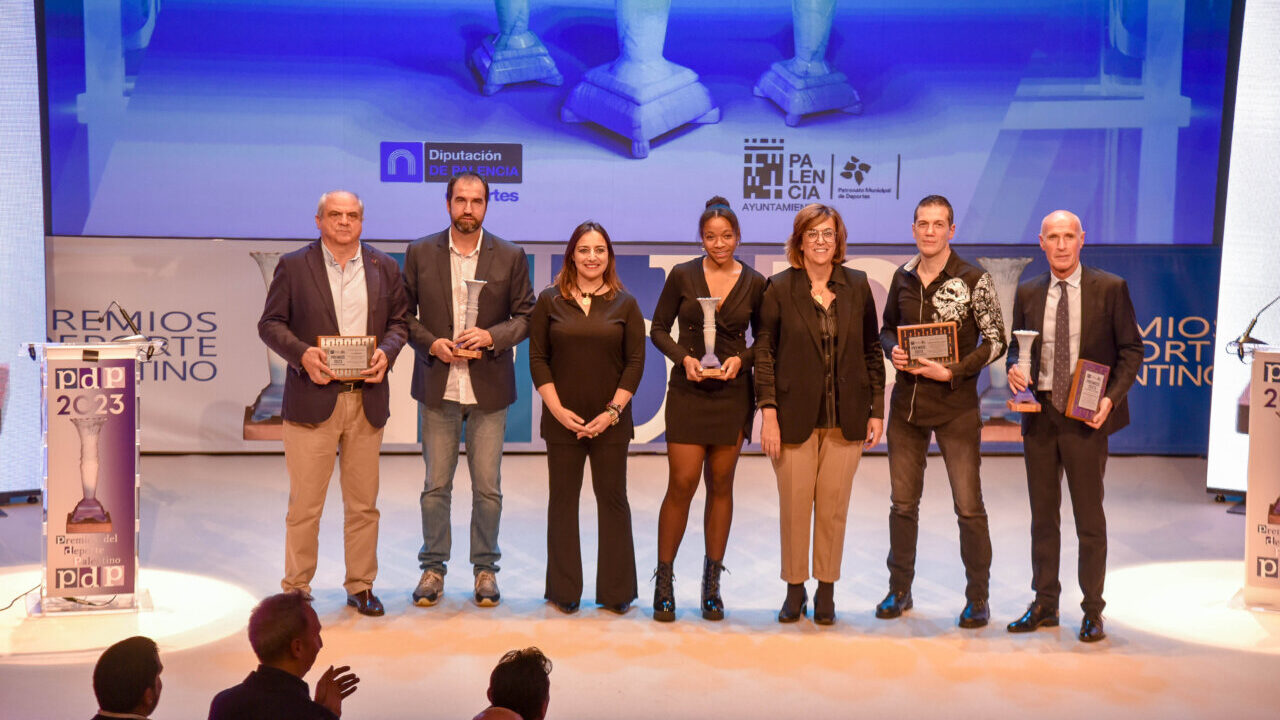 Grupo de personas en la Gala de los Premios del Deporte Palentino 2023
