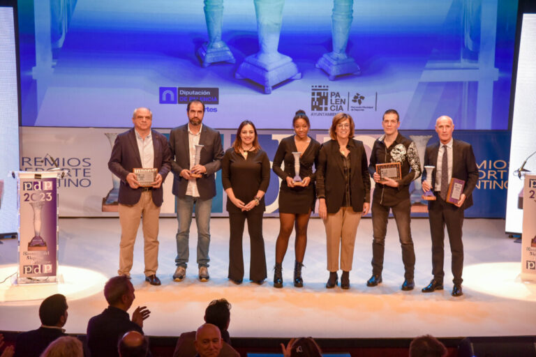 Grupo de personas en la Gala de los Premios del Deporte Palentino 2023