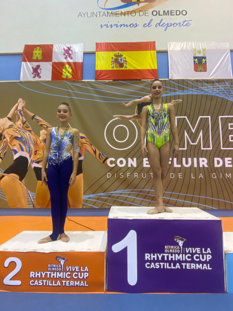 Gimnastas en el podio del Torneo Nacional Rhythmic Cup en Olmedo