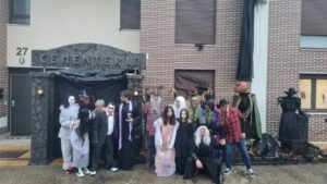 Grupo de personas disfrazadas en un pasaje del terror en Palencia
