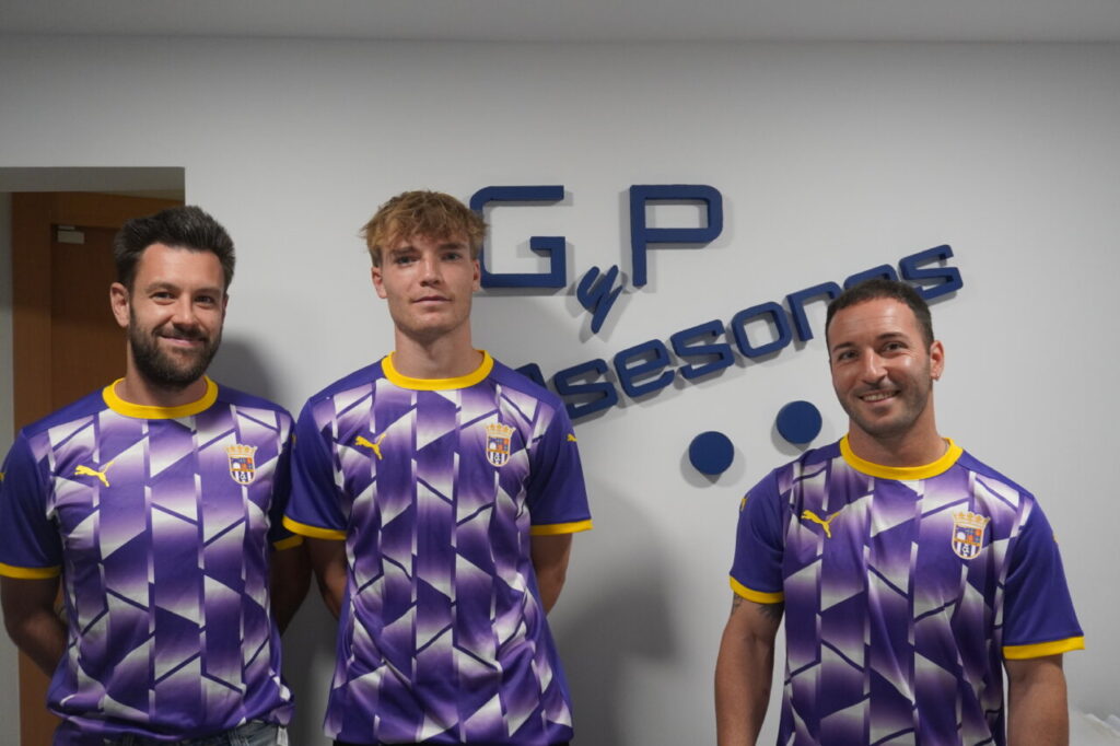 Tres hombres posando en camisetas moradas de GP Asesores