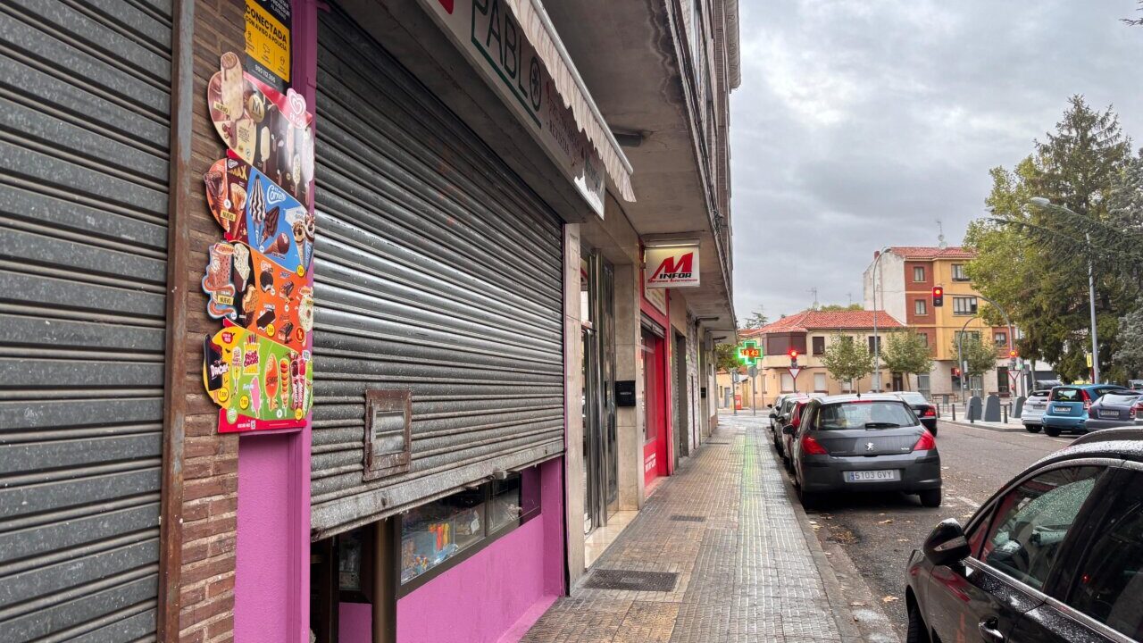 Exterior de una tienda de chucherías en Palencia con carteles coloridos