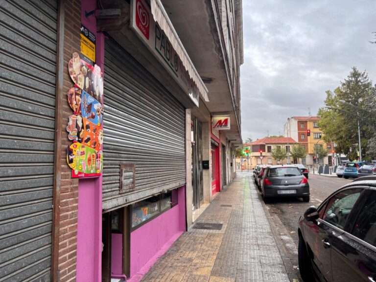 Exterior de una tienda de chucherías en Palencia con carteles coloridos