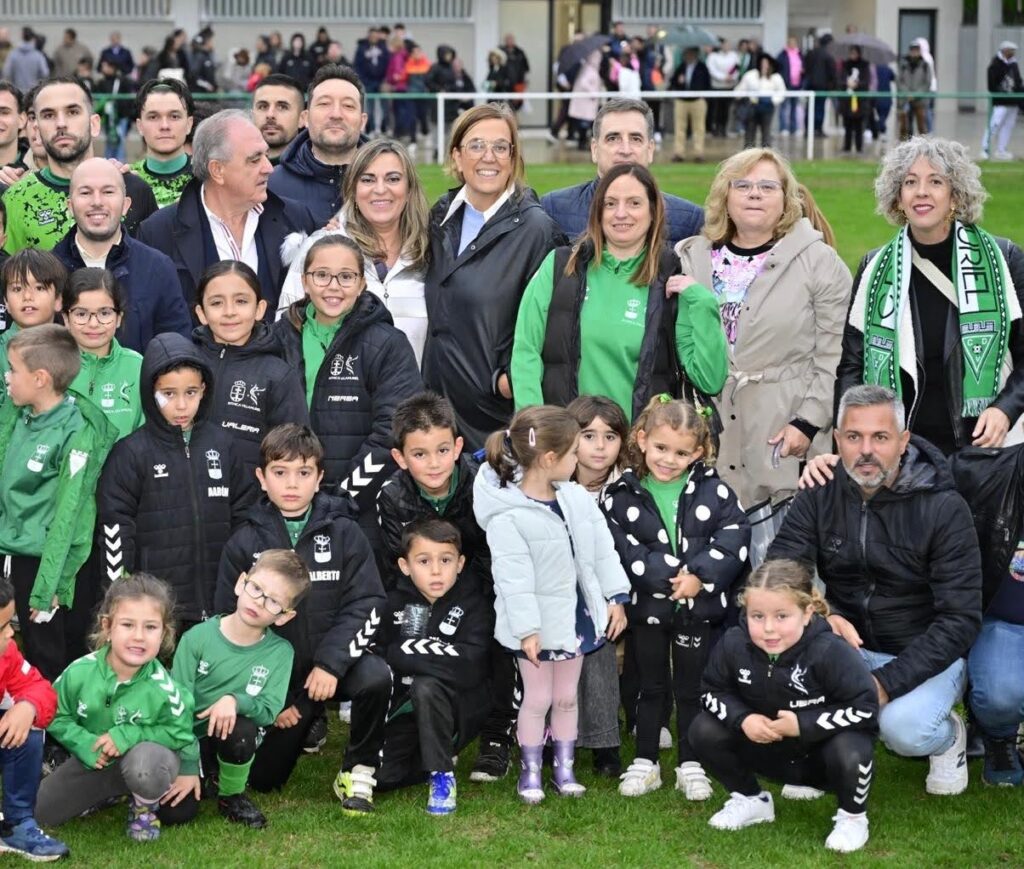 Grupo de personas en la inauguración del complejo deportivo La Aguilera en Villamuriel.