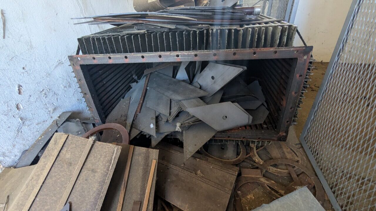 Interior de una quesería abandonada con escombros y chatarra