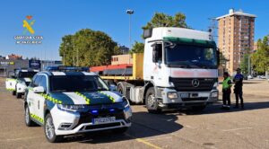 Inspección de vehículos de transporte por la Guardia Civil en Palencia.