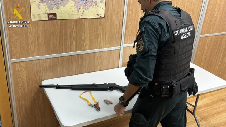 Intervención de una carabina de aire comprimido por la Guardia Civil