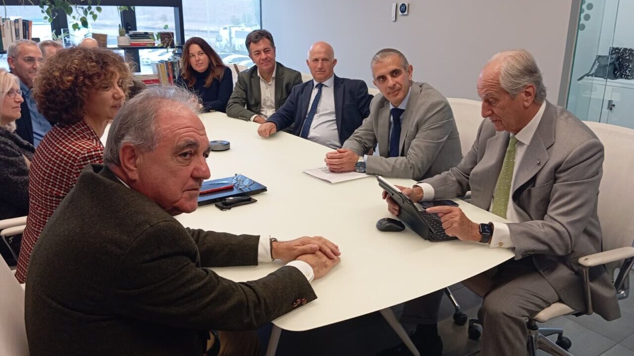 Reunión sobre seguridad laboral en la empresa Tuero Medioambiental