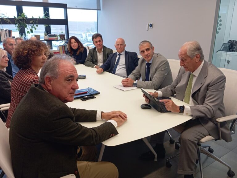 Reunión sobre seguridad laboral en la empresa Tuero Medioambiental