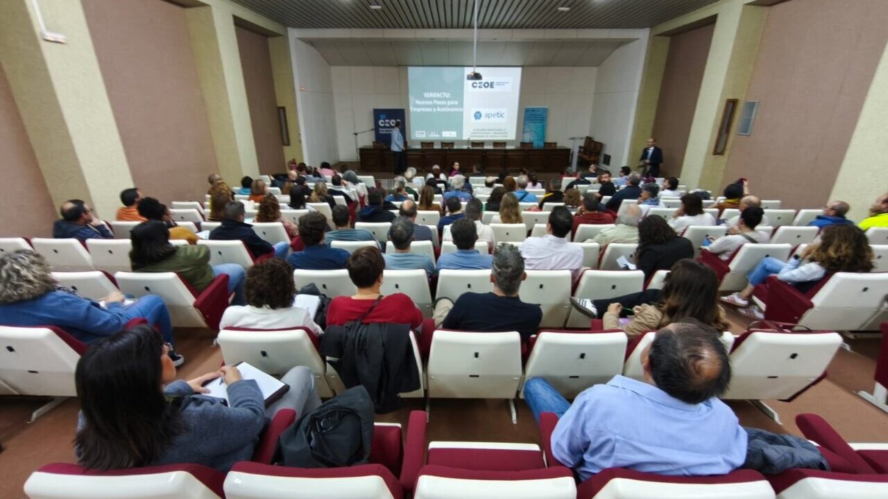 Asistentes a la jornada informativa sobre Verifactu en Palencia