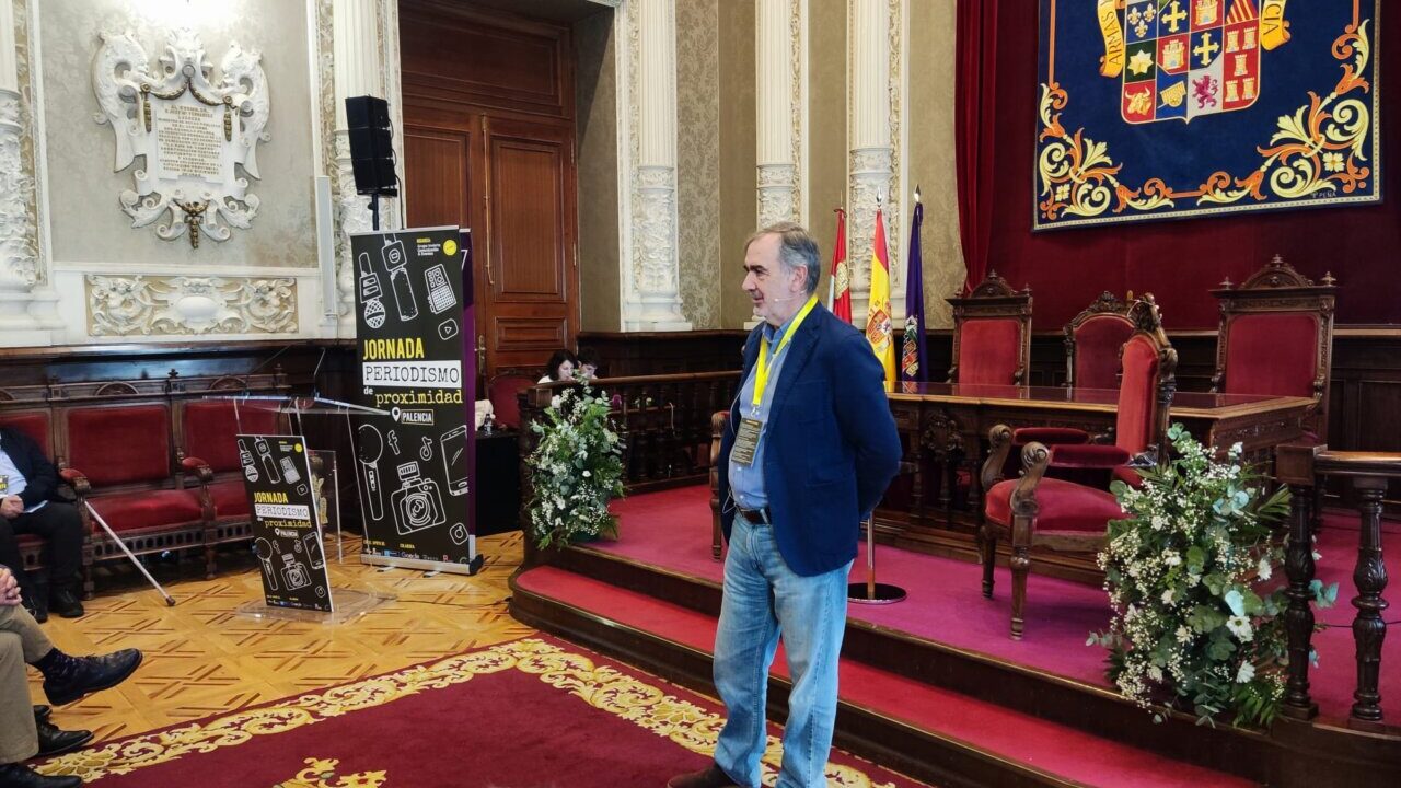 Luis Collado durante su ponencia en la jornada de periodismo en Palencia