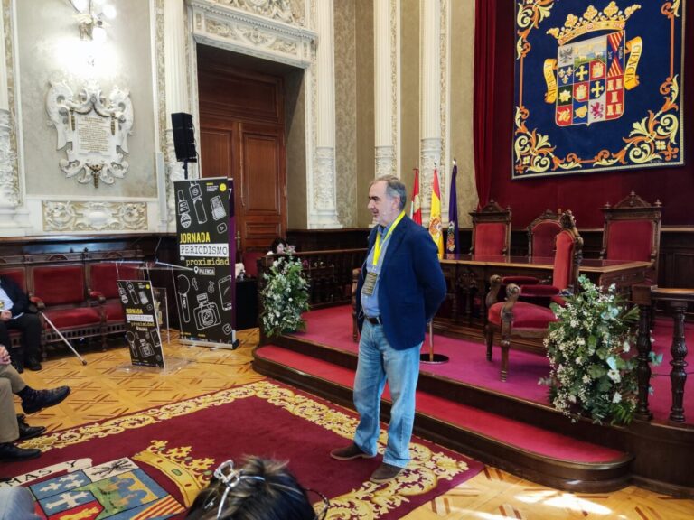 Luis Collado durante su ponencia en la jornada de periodismo en Palencia