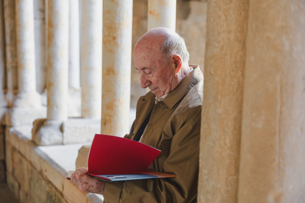 José María Pérez Peridis leyendo en un monasterio antiguo