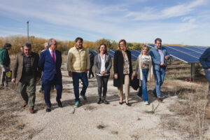 Inauguración de planta fotovoltaica en regadío de Palencia con autoridades y agricultores.