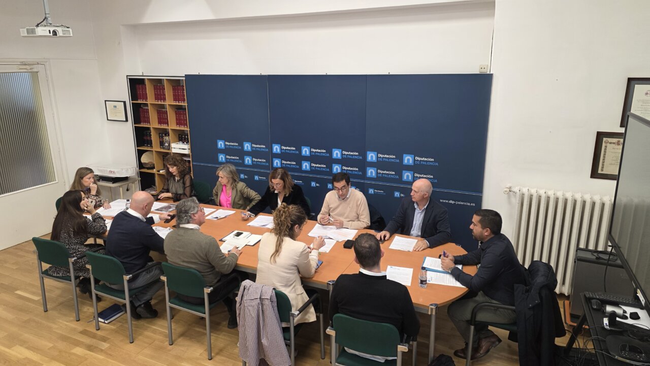 Reunión de la Junta de Gobierno de la Diputación de Palencia en una sala de conferencias.