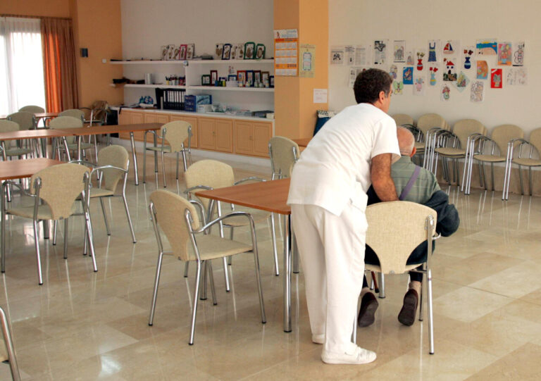 Interior de una residencia de ancianos con un trabajador y un residente