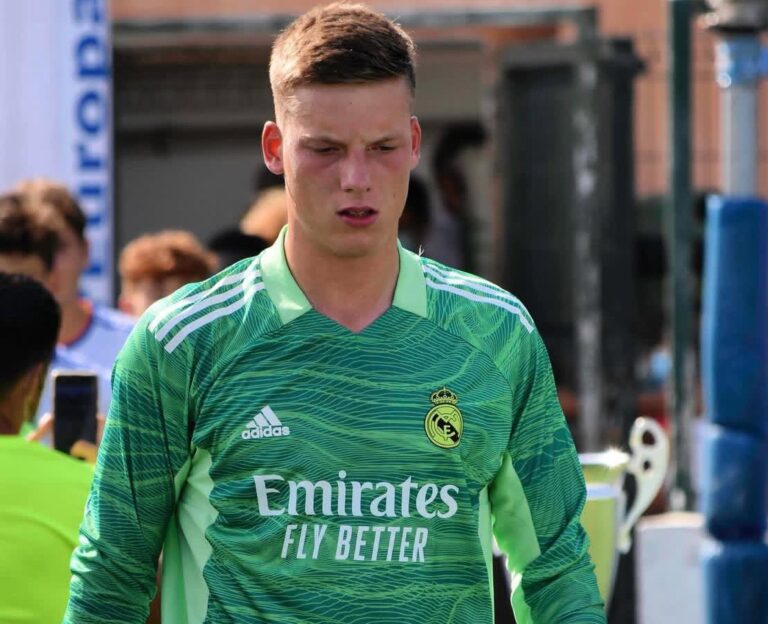 Lisardo Antequera, nuevo portero del Palencia CF en uniforme de entrenamiento