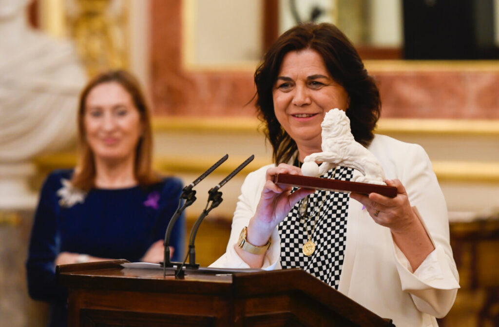Lucía Méndez recibiendo un premio en un evento de periodismo.