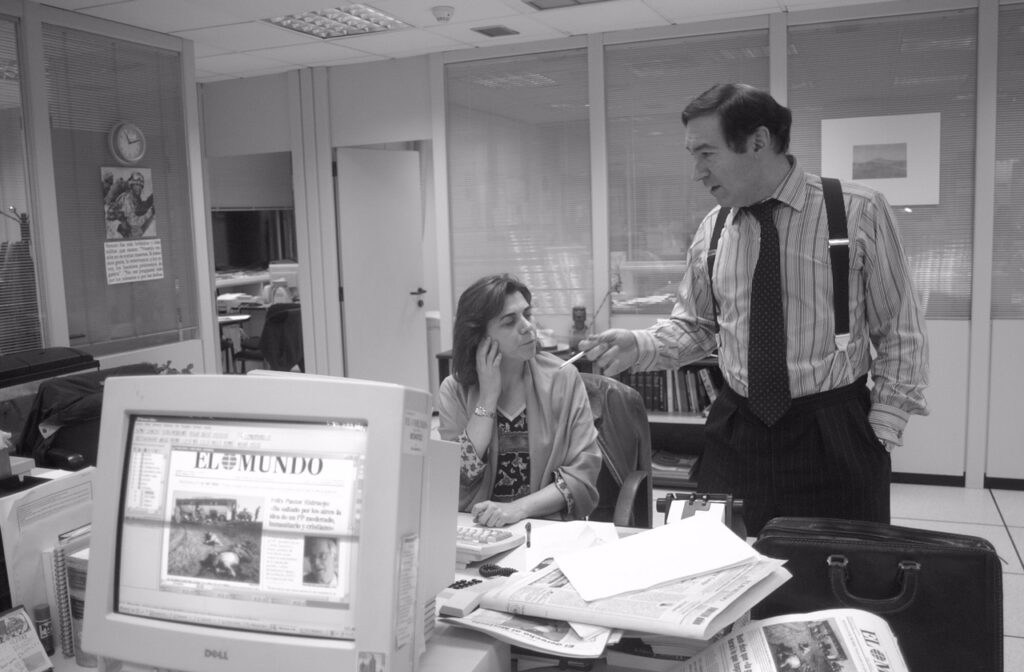 Lucía Méndez en una oficina de redacción de El Mundo.
