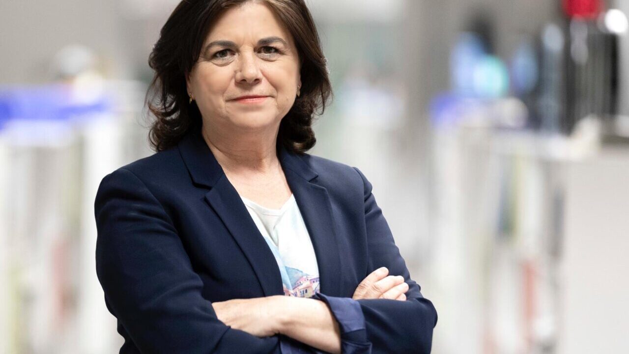 Lucía Méndez posando con los brazos cruzados en un entorno profesional